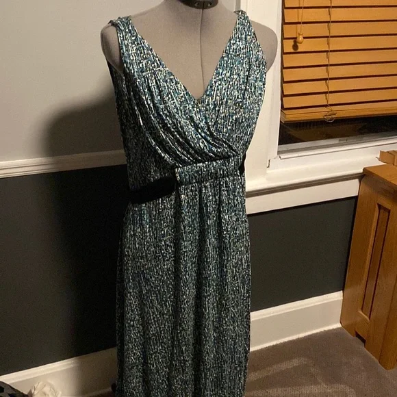 Nine West size large with black tie